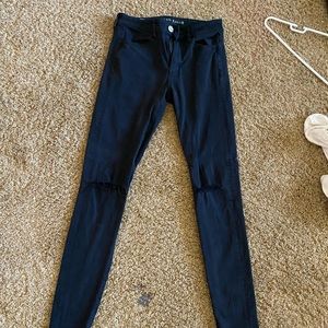 AE super stretch skinny jeans w single knee rips